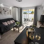 Island Pool Escape Apartament *